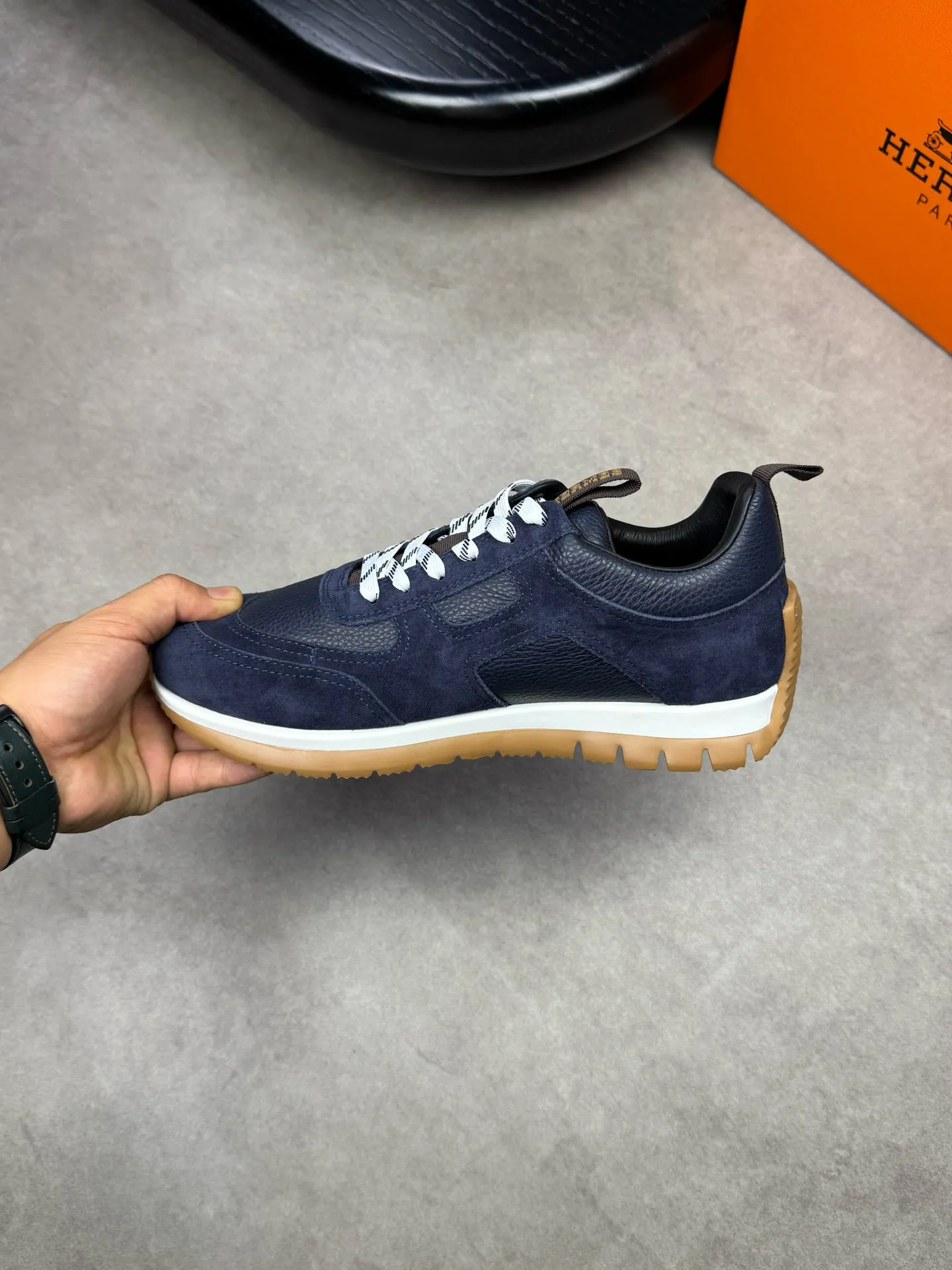 [HERMES] Hermes men's shoes 💰: 800💰 - High-end quality original items 🔍🔍🔍 casual sports shoes - Upper: 🔝 pebbled calfskin, suede calfskin, shoe body forged ´H´ totem, tongue webbing injection molded brand logo - Lining: brand canvas, foot pads; water-dyed cowhide -Outsole: Ultra-light T men's shoes 💰U foam; two-color molded outsole -Ultra-high quality control and fine workmanship: highlighted (high-end, extravagance, grade) -Size: 38-44 (45, can be customized)